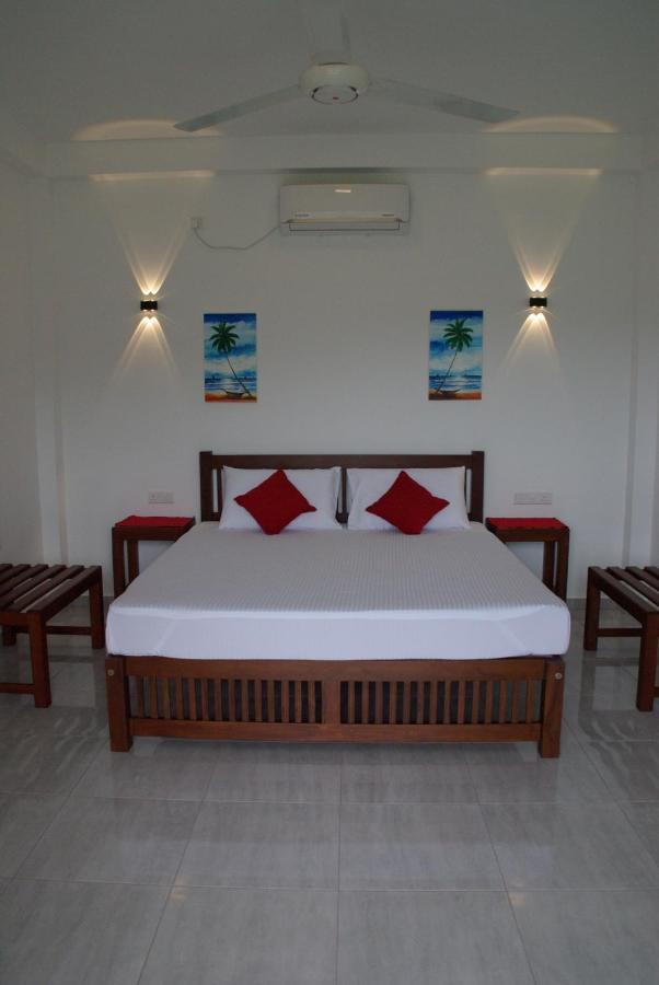 Villa Red Pool Hikkaduwa Exteriör bild