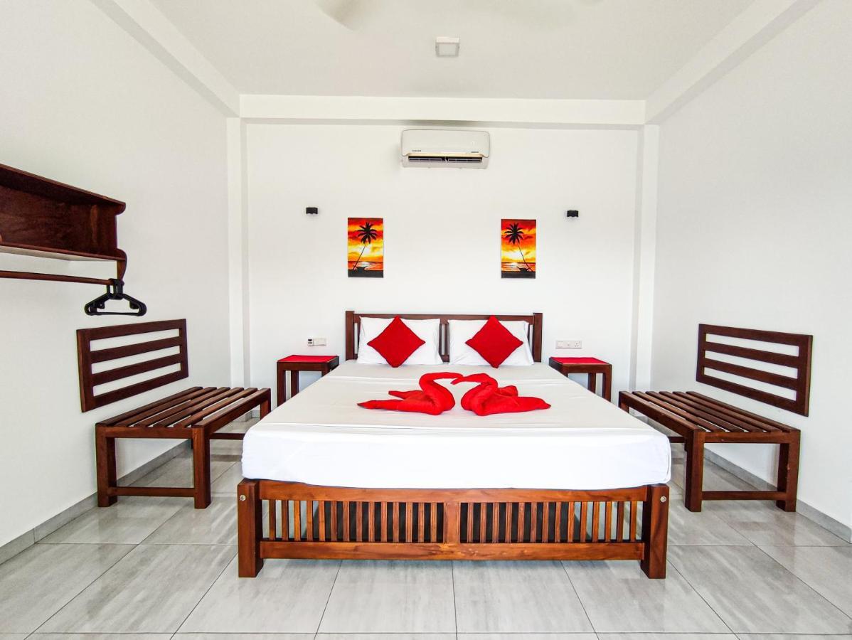 Villa Red Pool Hikkaduwa Exteriör bild